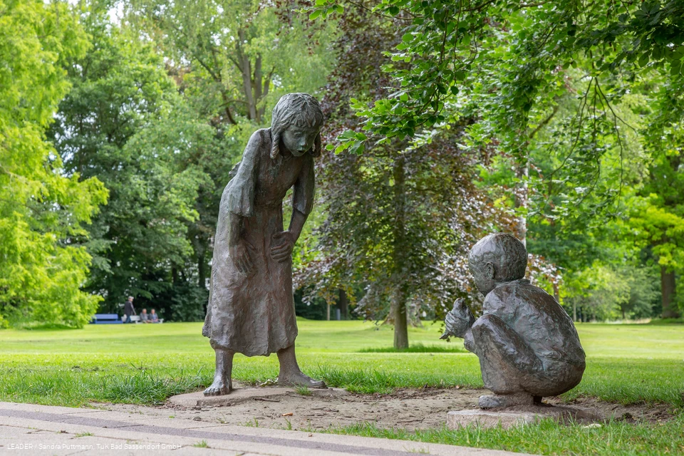 Geschwisterliebe (Skulptur im Kurpark Bad Sassendorf)