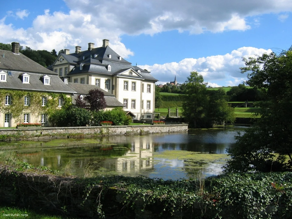 Schloss Körtlinghausen mit Blick auf Kallenhardt