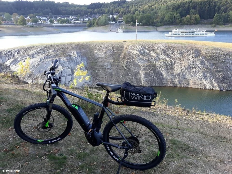 E-Bike vor Biggesee.jpg E-Bike vor Biggesee.jpg