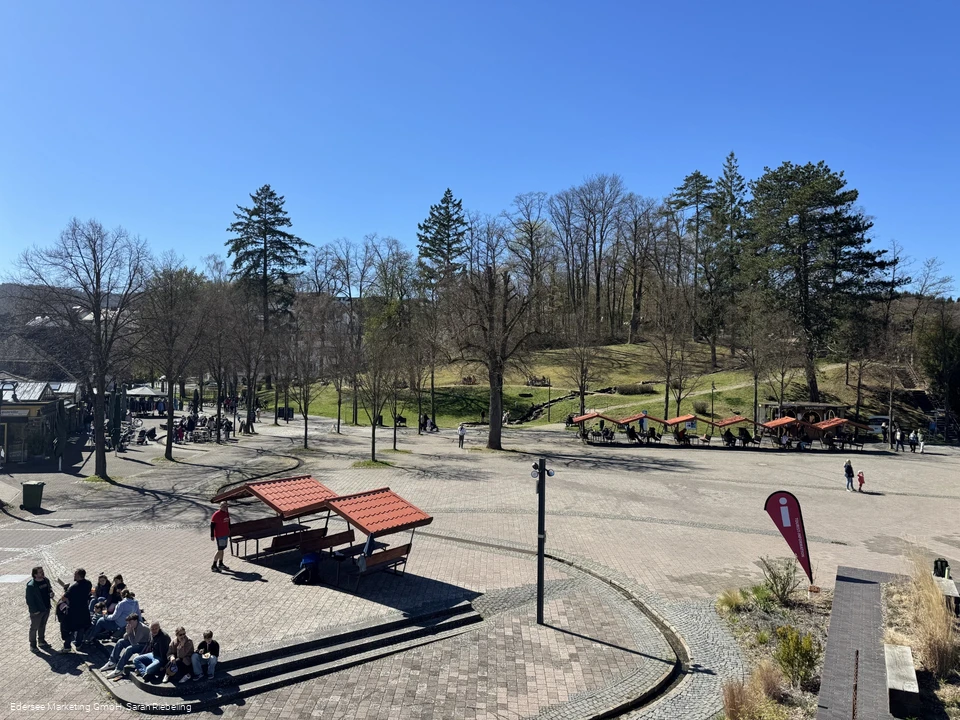 Sperrmauer Vorplatz