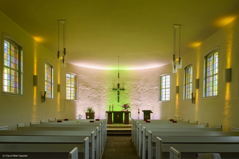 lichterkirche-rattlar-lichtspiel-dezent c) tourist-info-willingen-klaus-peter-kappest.jpg