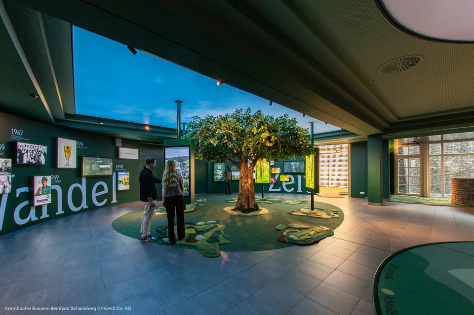 Krombacher Erlebniswelt - Ausstellungsraum mit Besuchern - Krombach - Olpe