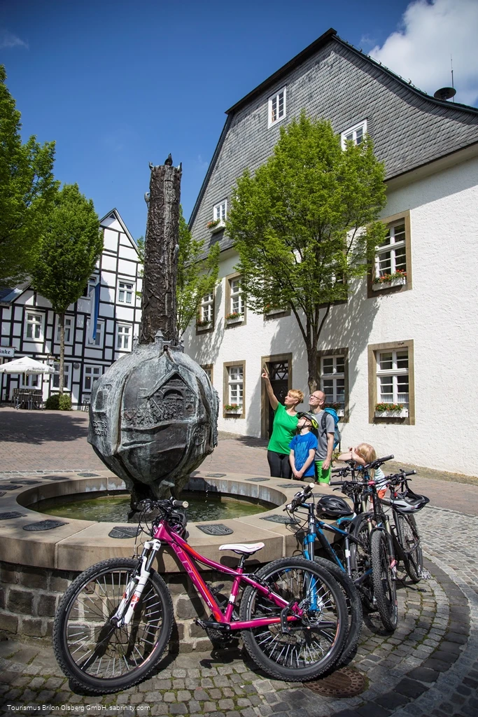 Geschichtsbrunnen Brilon sabrinity_BWT2015_0480.jpg