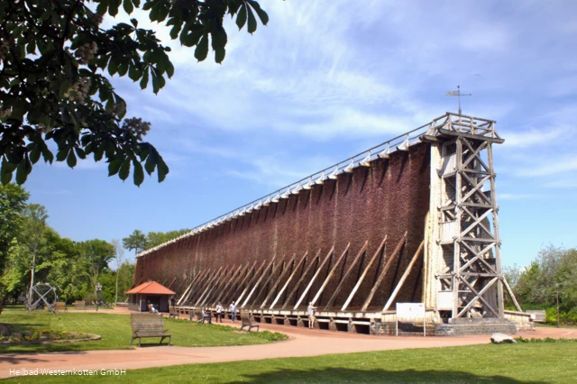 Das große Gradierwerk im Kurpark von Bad Westernkotten 