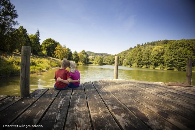 kinder-umarmung-steg-kleinsee-boemighausen c) freizeitwelt-willingen, sabrinity.jpg