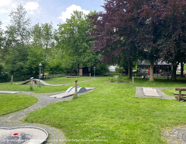 Minigolf spielen auf der Anlage in Schmallenberg - Grafschaft