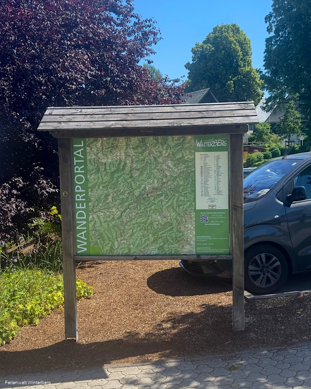 Informationstafel zu Wandermöglichkeiten in und um Winterberg.