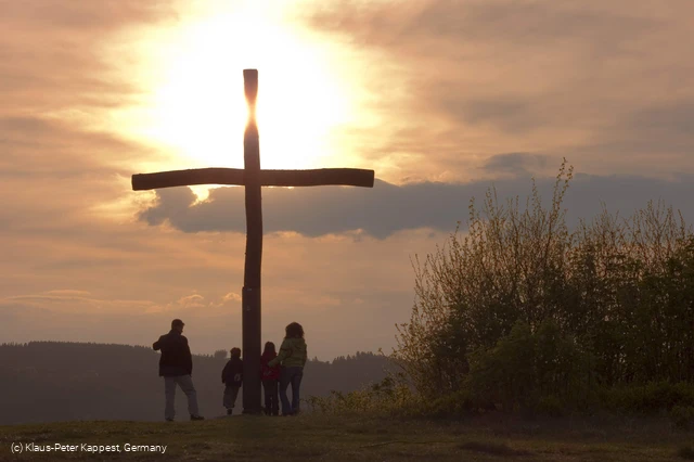 Gipfelkreuz Orenberg bei Sonnenuntergang