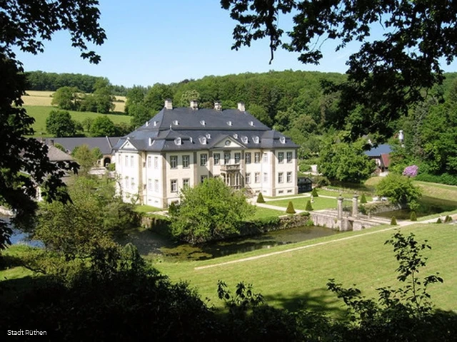 Schloss Körtlinghausen mit alter Sägemühle am rech
