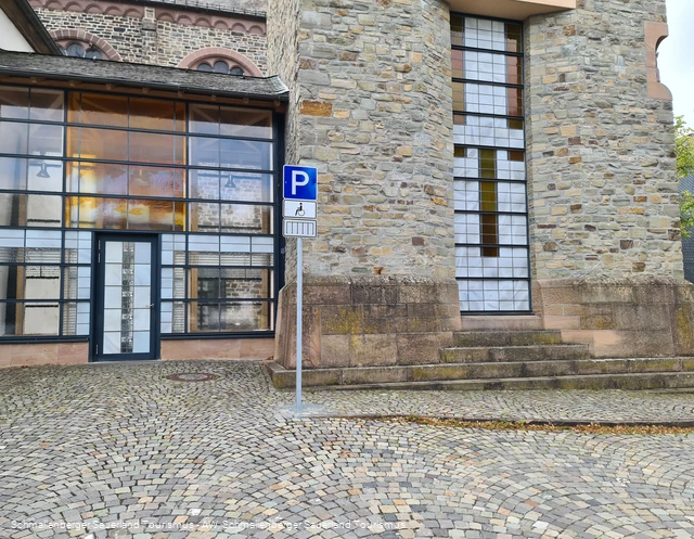 Barrierefreier Pakplatz an der St. Alexander Pfarrkirche Schmallenberg