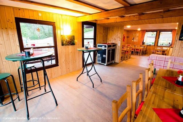 Innenansicht der gemütlichen Hütte am Rabennest