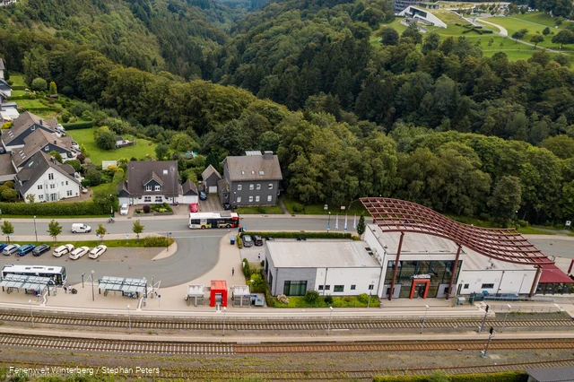WINTERBERG_AUGUST_2023_TEIL1_STEPHANPETERSDESIGN.DE-070(1), Bahnhof Luftaufnahme.jpg