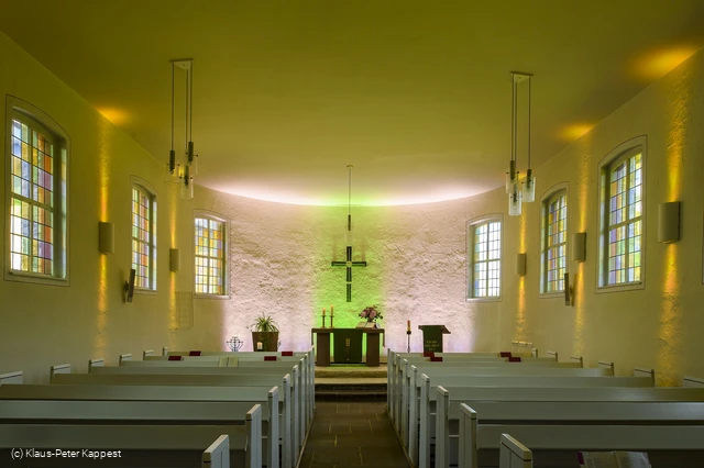 lichterkirche-rattlar-lichtspiel-dezent c) tourist-info-willingen-klaus-peter-kappest.jpg