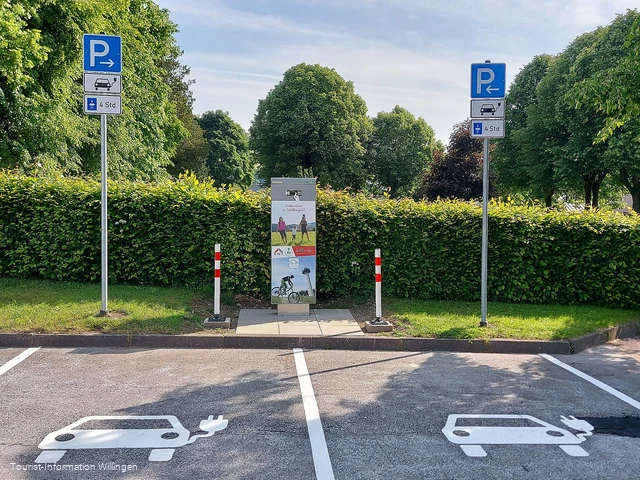 Original E-Ladesäule am Freizeit Freibad Usseln Copyright Tourist-Information Willingen CC BY-SA.jpg