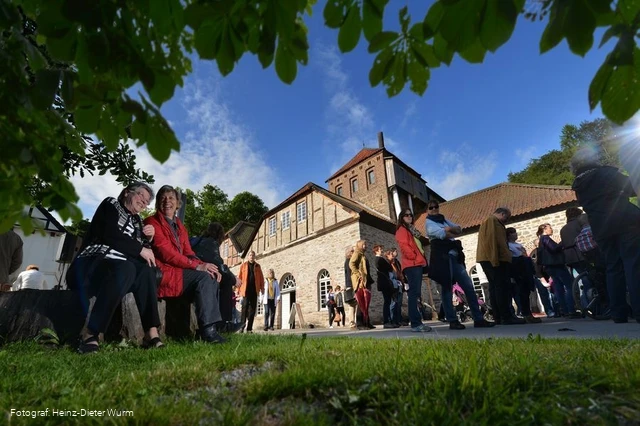 Außenansicht Luisenhütte mit Besuchern