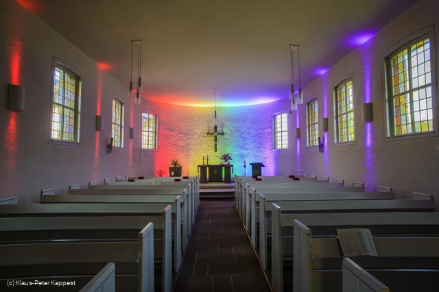 Regenbogen-Lichtspiel in der Lichterkirche Rattlar