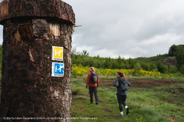 Zwei Wanderer auf dem Fickeltünnesweg