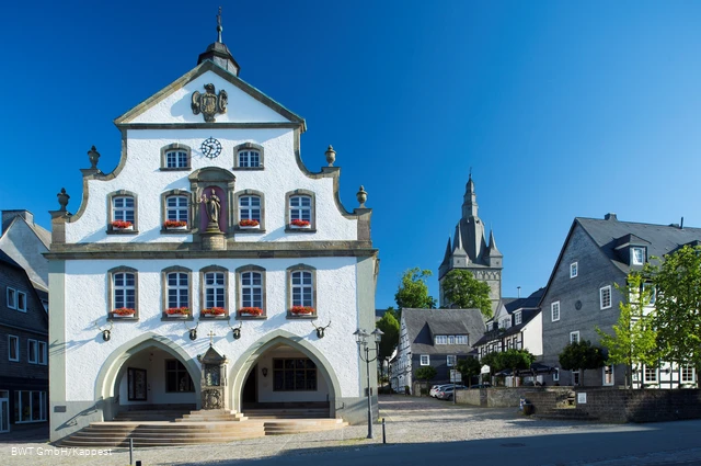 Rathaus Brilon mit Propsteikirche