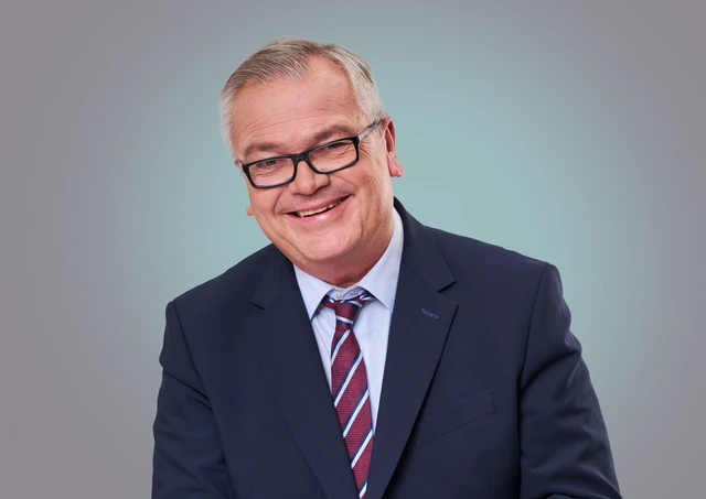 Jürgen B Hausmann 2 quer RGB.jpg