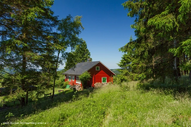 Rotes Haus am Rothaarsteig zwischen Lenneplätze und Langewiese