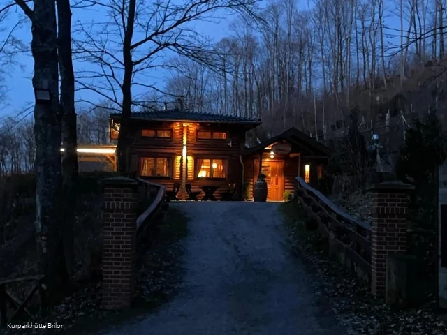 Kurparkhuette_BeiNacht.JPG