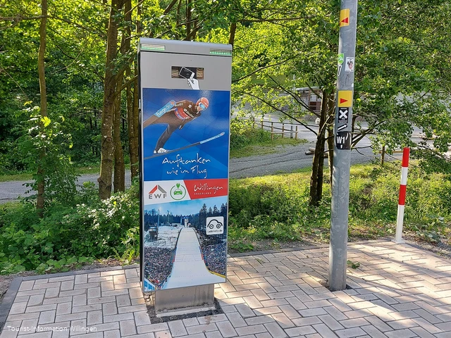 Original E-Ladesäule Vorderseite Mühlenkopfschanze Copyright Tourist-Information Willingen CC BY-SA.jpg