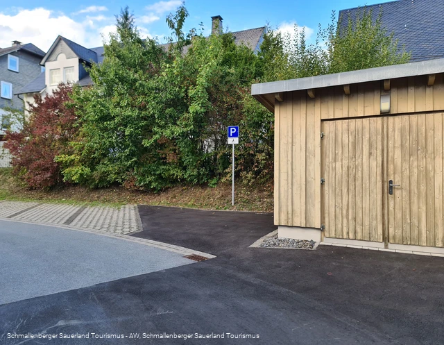 Barrierefreier Parkplatz am Holz- und Touristikzentrum Schmallenberg