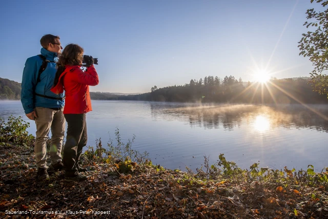 Wanderer am Ufer des Möhnesees