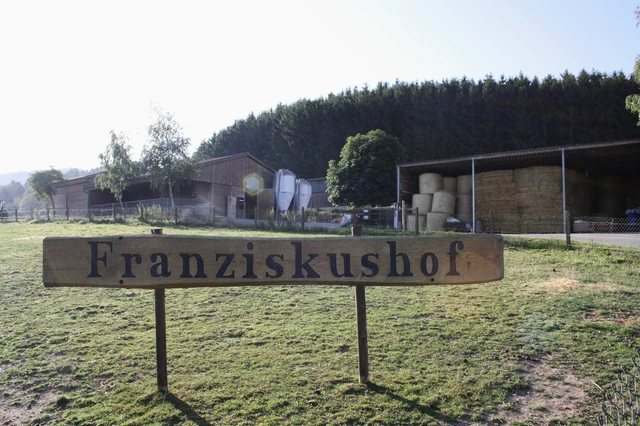 2019_08_23 Franziskushof Schild.JPG