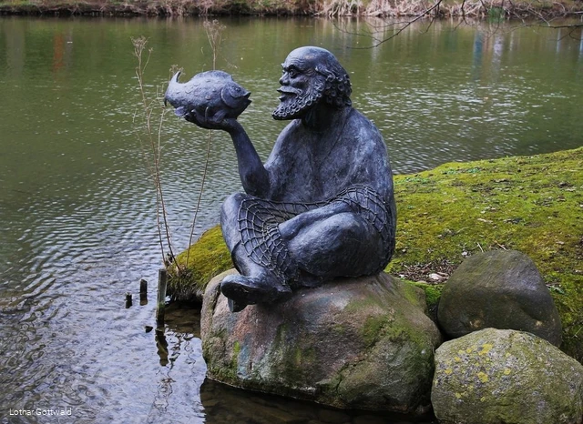 Alter Mann mit Fisch (Kurpark Bad Sassendorf)