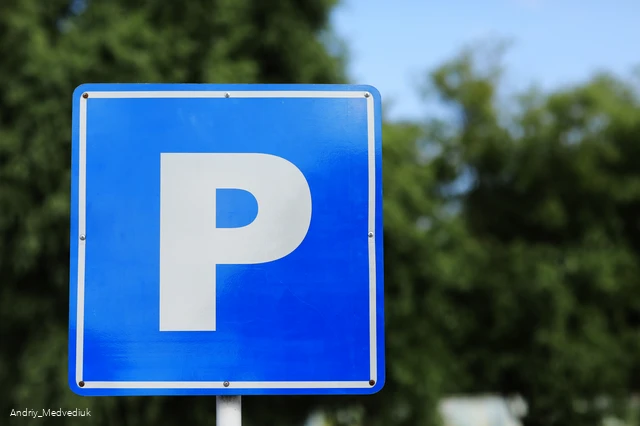 Symbolbild Parkplatz P (1).JPG