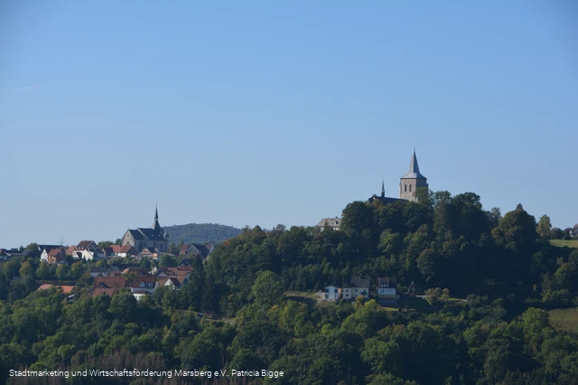 Blick auf Obermarsberg mit beiden Kirchen