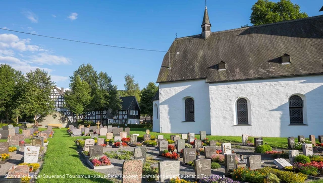 Kirche mit Friedhof in Lenne