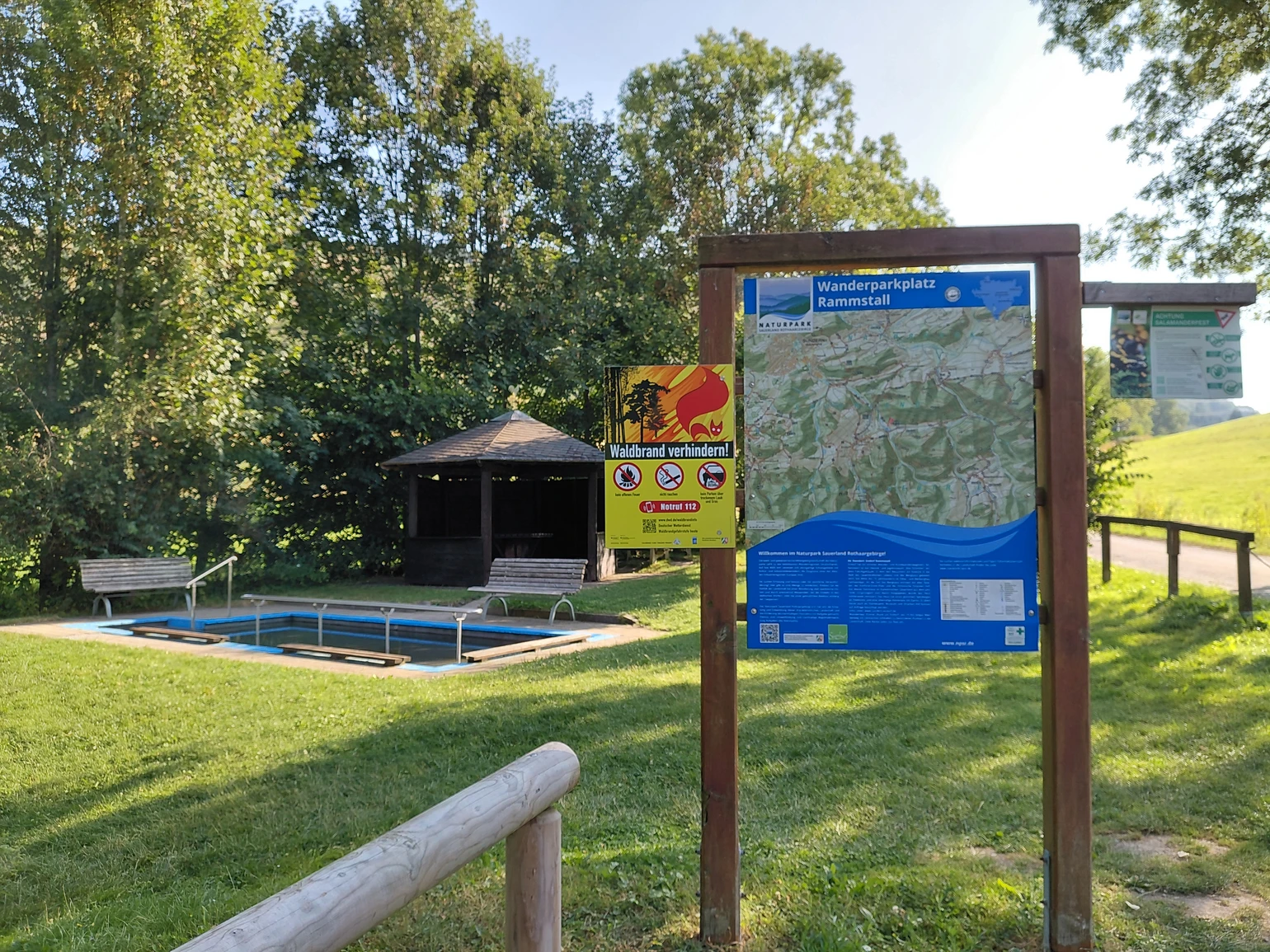 Infotafel und Tretbecken Rammstall