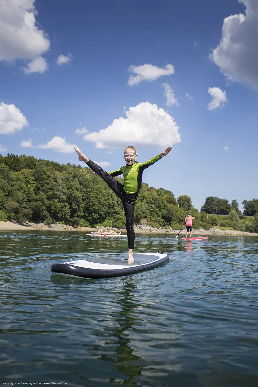 Mädchen auf einem SUP am Hennesee