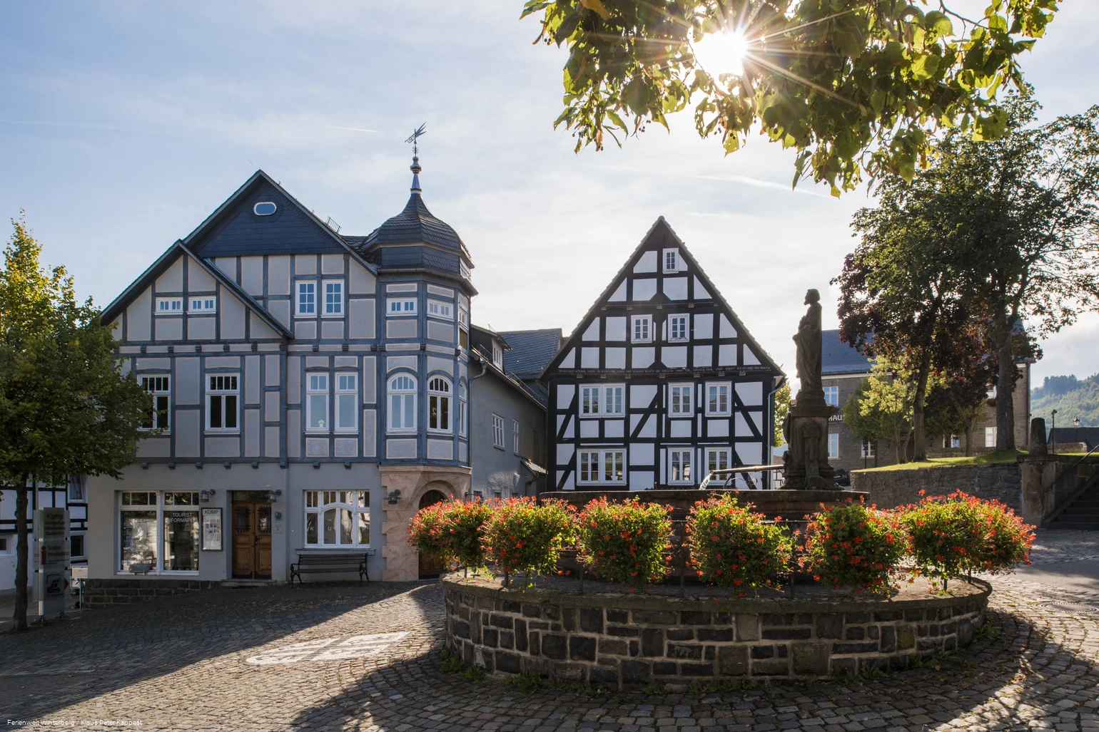 ferienweltwinterberg_2017_hallenberg-ortsmitte-brunnen-kump-fachwerk-altstadt_herbst-20