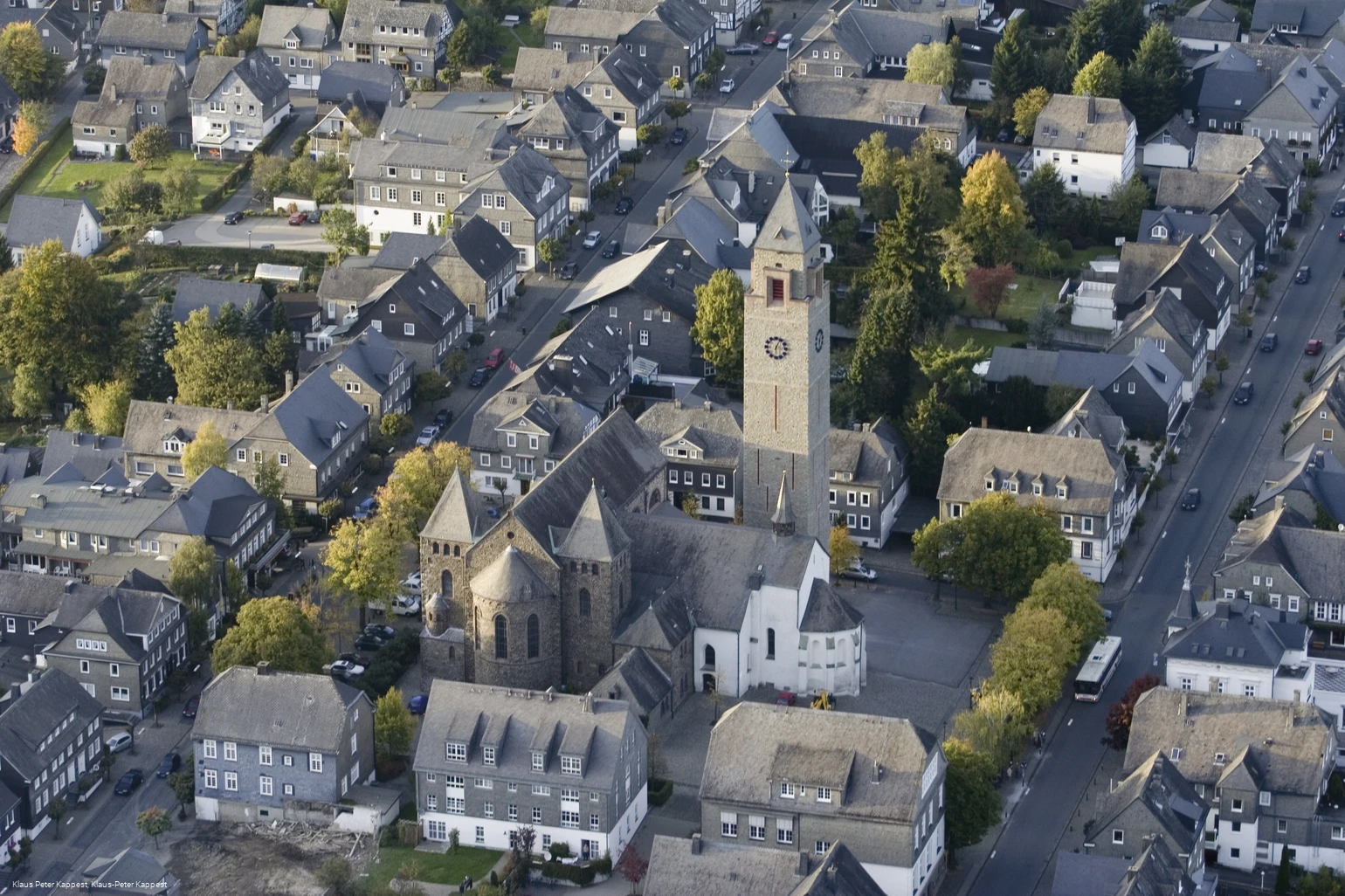 Blick aus der Vogelperspektive ueber den historischen Stadtkern von Schmallenberg