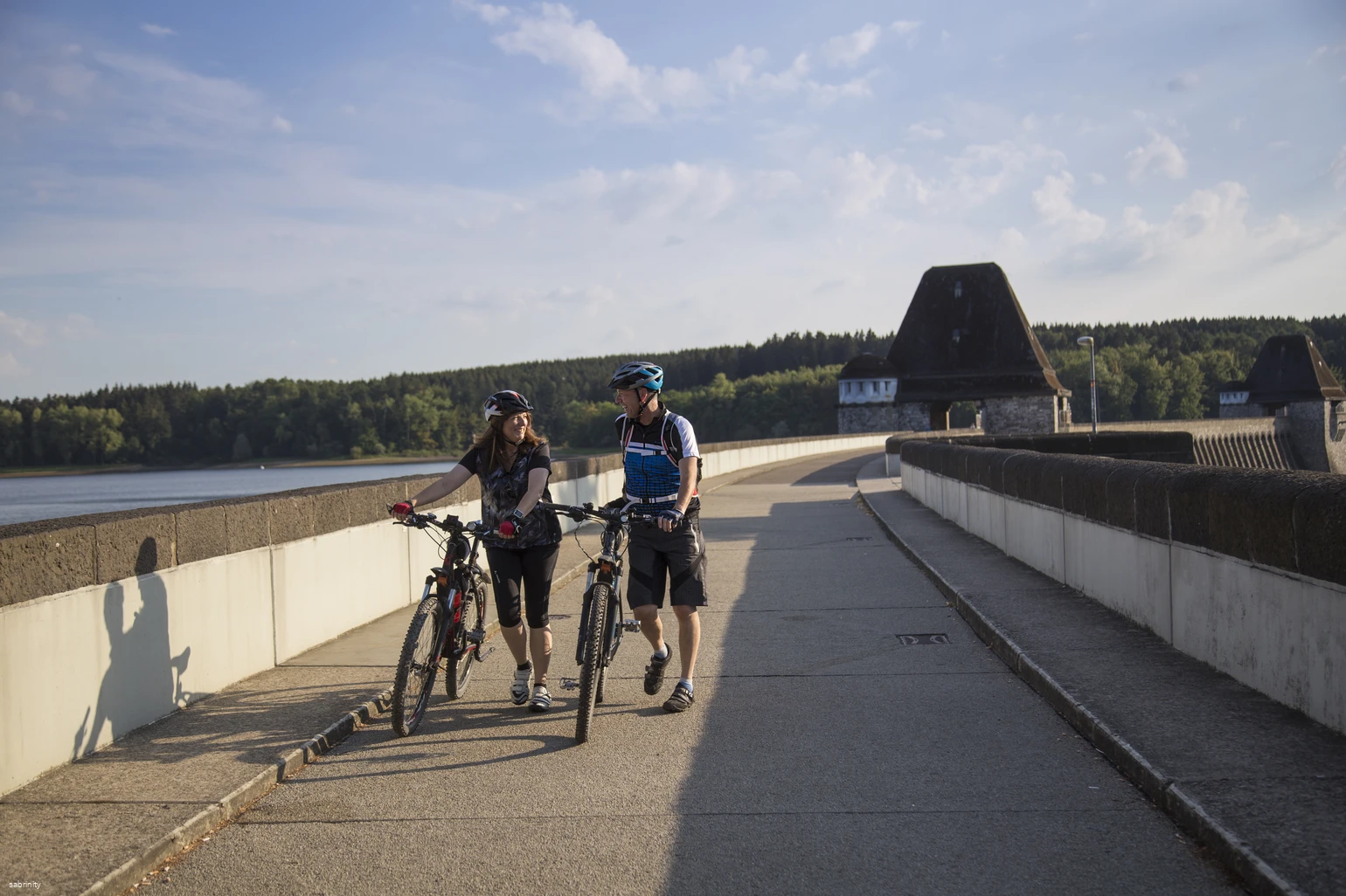 Radfahrer auf der Staumauer Radfahrer auf der Staumauer