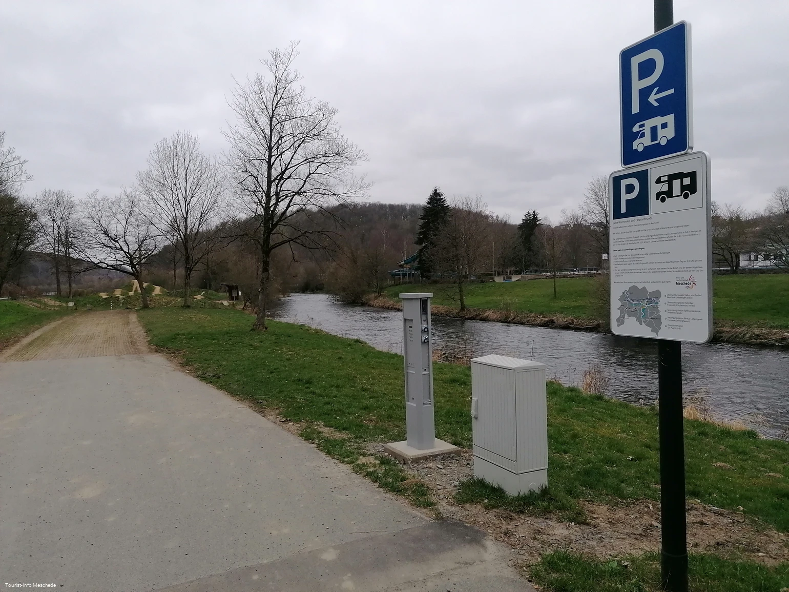 schild Womosp mit Stromsäule.jpg schild Womosp mit Stromsäule.jpg