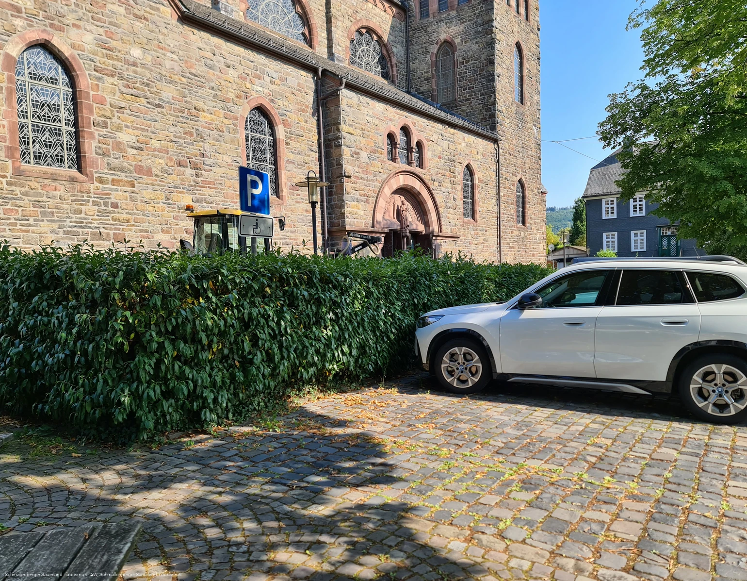 Barrierefreier Pakplatz an der St. Alexander Pfarrkirche Schmallenberg