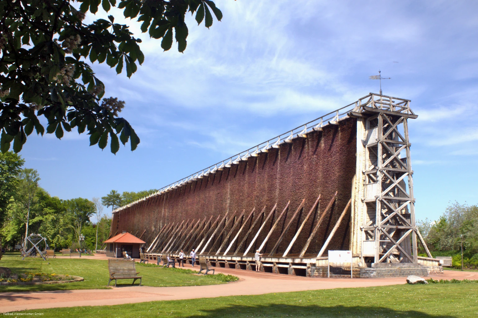 Das große Gradierwerk im Kurpark von Bad Westernkotten 