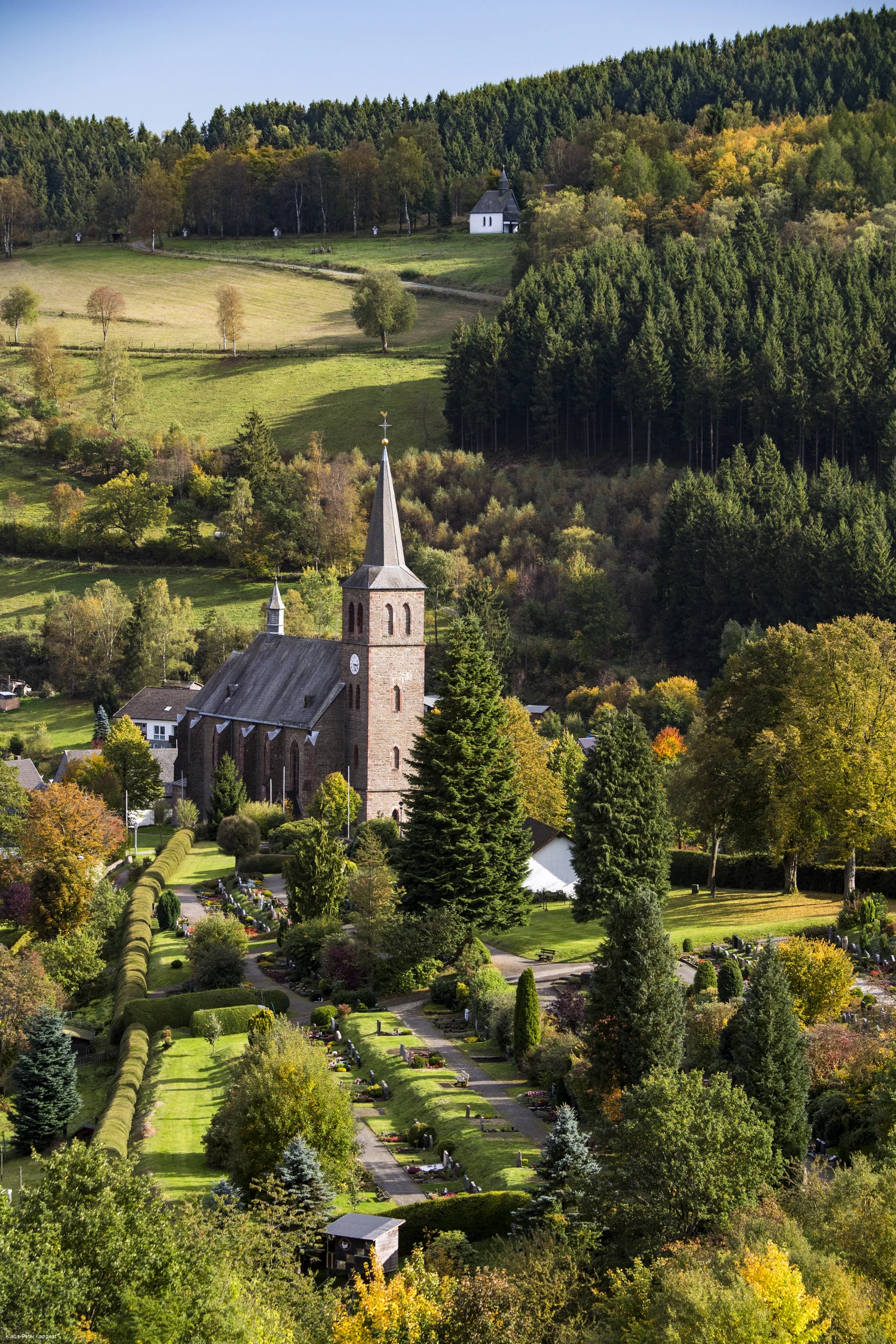 Drohnenaufnahmeeiner Kirche umgeben von Wiesen und Wäldern. Drohnenaufnahmeeiner Kirche umgeben von Wiesen und Wäldern.