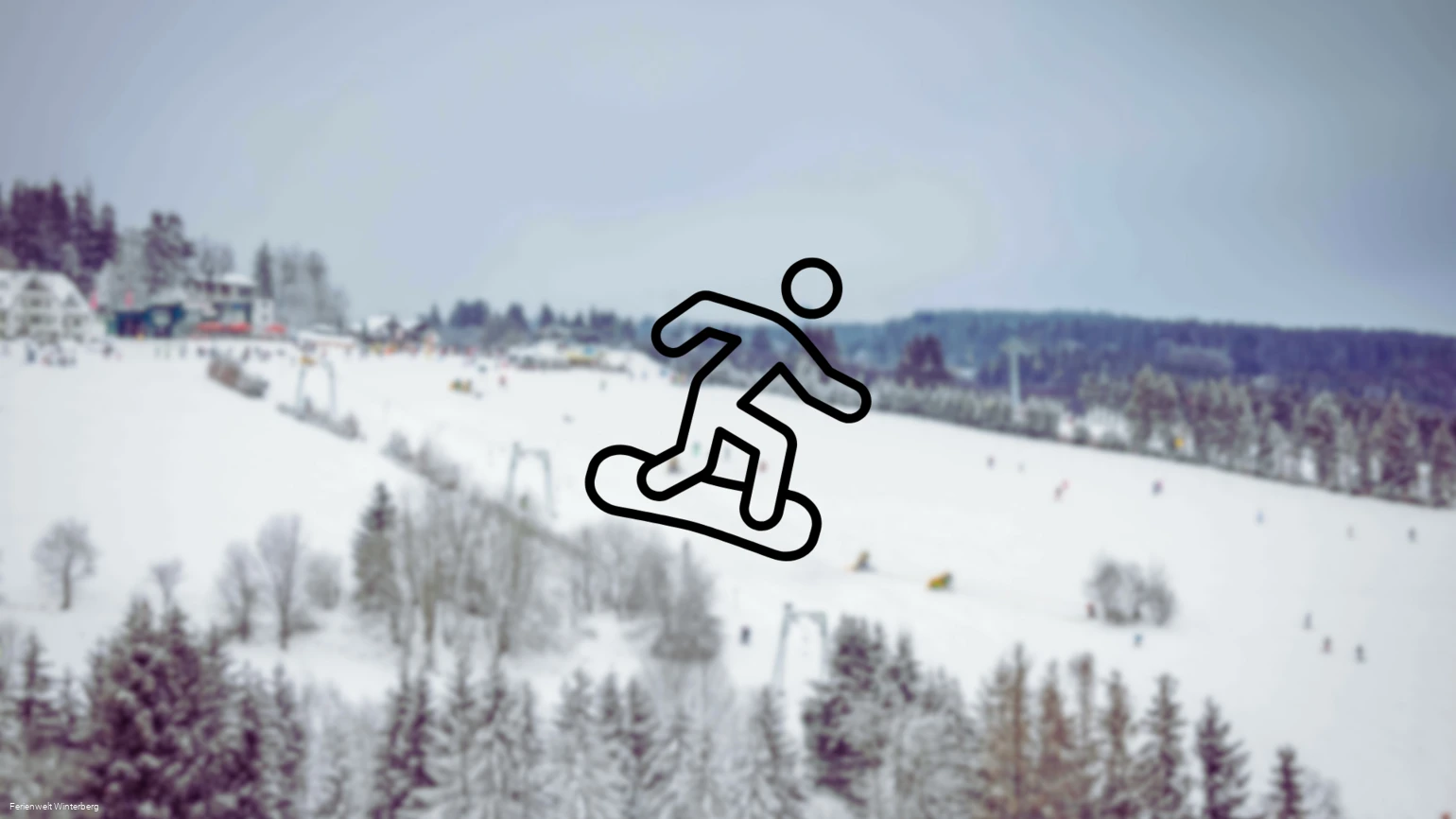 Ein verschwommenes Bild eines Skihanges mit der Zeichnung eines Männchens beim Snowboardfahren im Vordergrund. Dieses Bild dient als Symbolbild für... Ein verschwommenes Bild eines Skihanges mit der Zeichnung eines Männchens beim Snowboardfahren im Vordergrund. Dieses Bild dient als Symbolbild für einen Funpark.