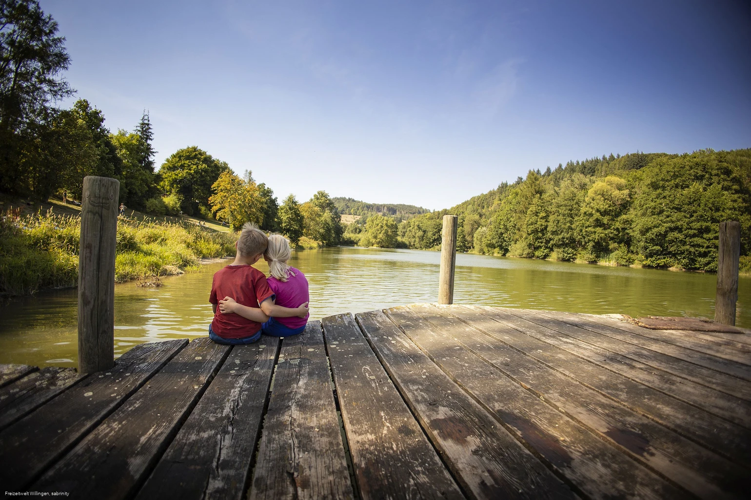 kinder-umarmung-steg-kleinsee-boemighausen c) freizeitwelt-willingen, sabrinity.jpg