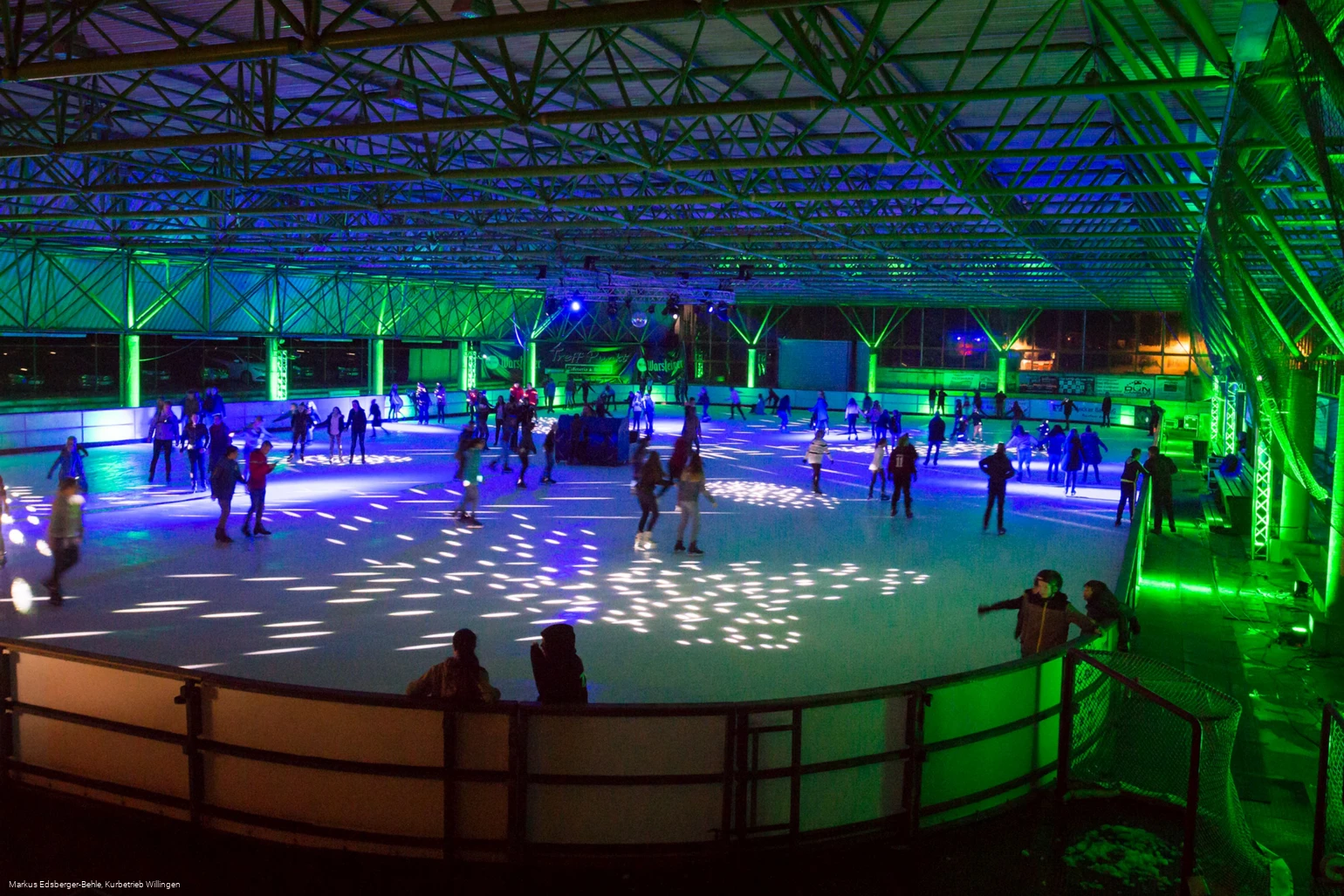eissporthalle-willingen-eisdisco-gruen c) kurbetrieb-willingen.jpg