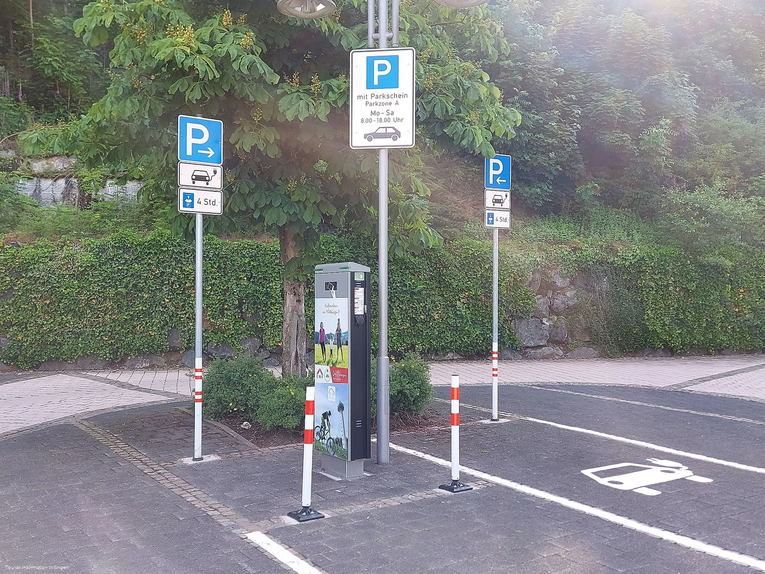 Original E-Ladesäule Waldecker Straße Copyright Tourist-Information Willingen CC BY-SA.jpg