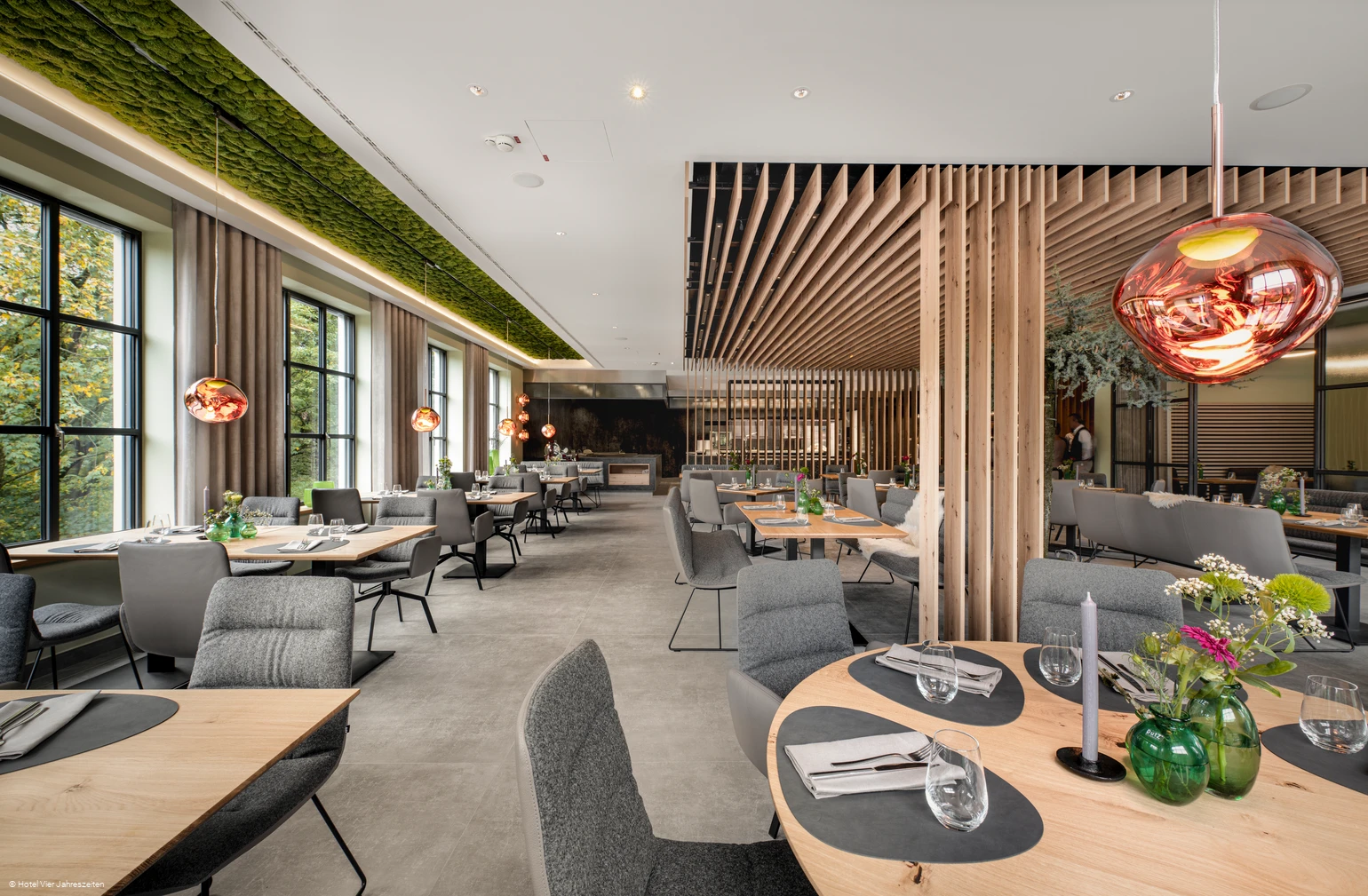 Modernes Hotelrestaurant mit stilvollem Ambiente Modernes Hotelrestaurant mit stilvollem Ambiente