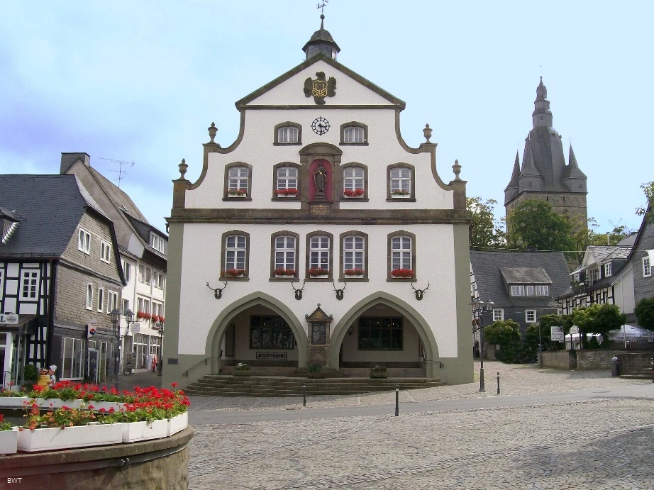 Rathaus mit Brunnen Rathaus mit Brunnen
