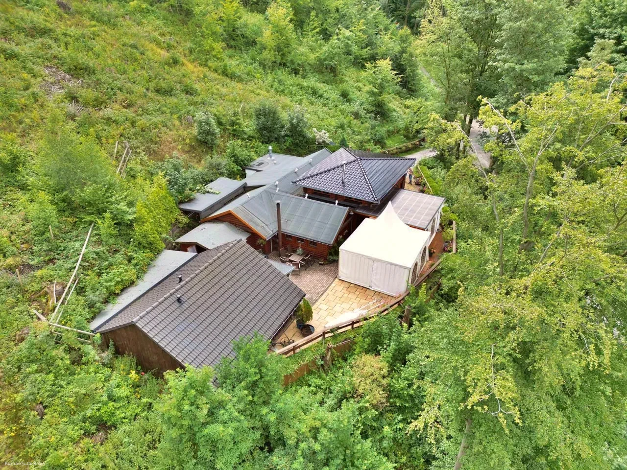 Brilons_Kurparkhuette_aus_der_Luft.jpg Brilons_Kurparkhuette_aus_der_Luft.jpg