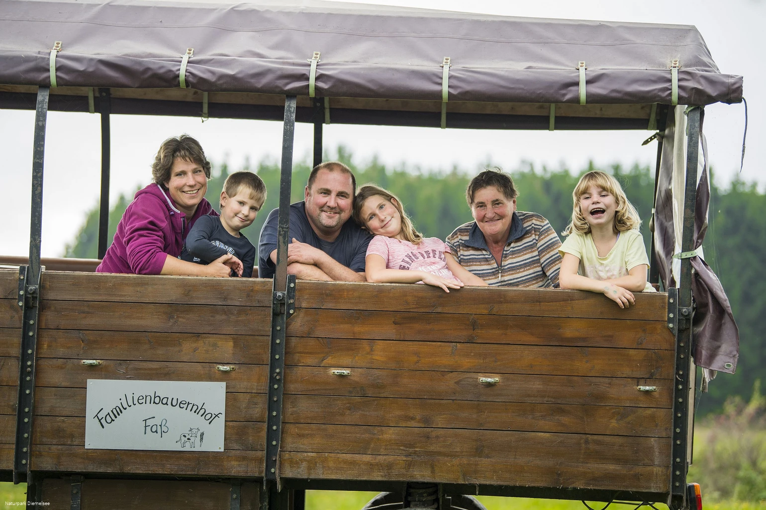 Planwagenfahrt auf dem Familienbauernhof Fass